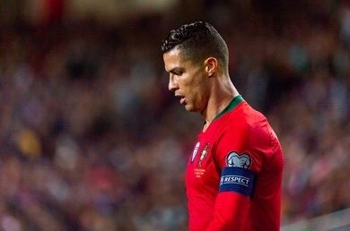 derivat003's tweet photo. A los fanáticos de CR7 les va a doler, pero ya parece experimento científico: sientan a Cristiano y Portugal empieza a jugar al fútbol. 😂🇵🇹 De repente la pelota corre, todos participan, el ataque fluye y nadie tiene que pasar 90 minutos intentando fabricar el gol obligatorio para alimentar el museo personal de estadísticas. Qué casualidad: desaparece el “todo para Cristiano” y aparece PORTUGAL.

Y luego vienen con el “pero tiene 900 y pico goles…” 😂 Hermano, nadie está borrando su carrera; estamos hablando del equipo AHORA. CR7 podrá tener más récords que una enciclopedia, pero los récords no presionan, no rejuvenecen las piernas ni hacen que el calendario retroceda. Portugal sin Cristiano no pierde a Portugal… pierde la obligación de jugar para Cristiano. Y eso, para algunos, duele más que cualquier derrota. 💀😂