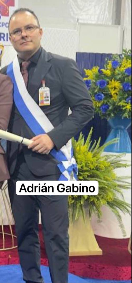 edixon18175's tweet photo. Remueven al director nacional Antidrogas del CICPC tras escándalo en San Bernardino

Luego del escándalo registrado en la sede Antidrogas de la PNB en San Bernardino, Caracas, que dejó a varios funcionarios policiales detenidos, se produjo un cambio en la Dirección Nacional Contra las Drogas del CICPC.

El comisario general Adrián Gabino, quien tenía menos de un mes en el cargo como director nacional Contra las Drogas, fue removido de esa responsabilidad y trasladado a Ciudad Bolívar, donde asumirá como director estadal del CICPC en el estado Bolívar.

En su reemplazo al frente de la Dirección Nacional Contra las Drogas fue designado el comisario general superior Luis Ollarves.

Los cambios se producen en medio de las investigaciones relacionadas con el caso registrado en San Bernardino, Caracas.