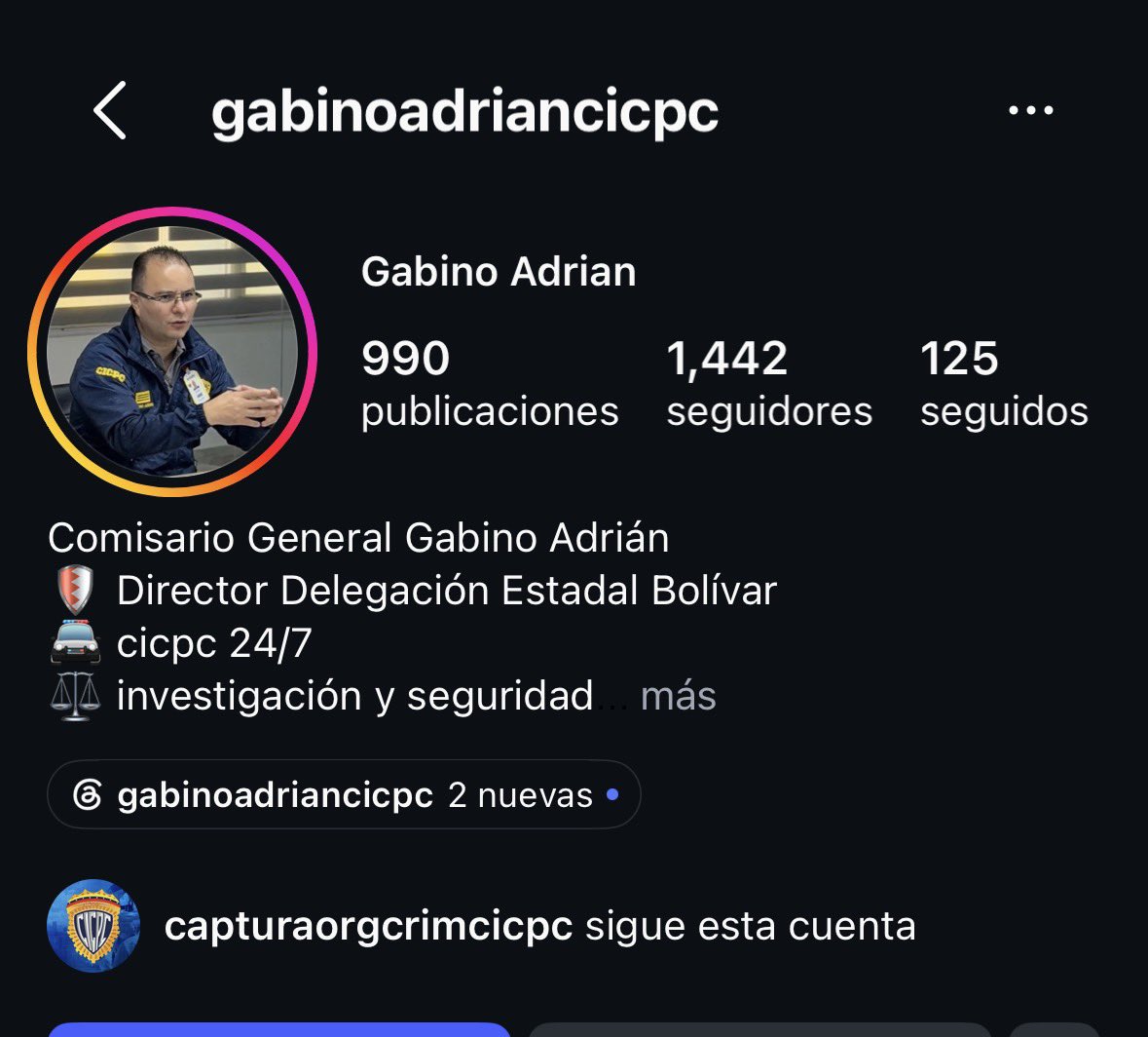 edixon18175's tweet photo. Remueven al director nacional Antidrogas del CICPC tras escándalo en San Bernardino

Luego del escándalo registrado en la sede Antidrogas de la PNB en San Bernardino, Caracas, que dejó a varios funcionarios policiales detenidos, se produjo un cambio en la Dirección Nacional Contra las Drogas del CICPC.

El comisario general Adrián Gabino, quien tenía menos de un mes en el cargo como director nacional Contra las Drogas, fue removido de esa responsabilidad y trasladado a Ciudad Bolívar, donde asumirá como director estadal del CICPC en el estado Bolívar.

En su reemplazo al frente de la Dirección Nacional Contra las Drogas fue designado el comisario general superior Luis Ollarves.

Los cambios se producen en medio de las investigaciones relacionadas con el caso registrado en San Bernardino, Caracas.