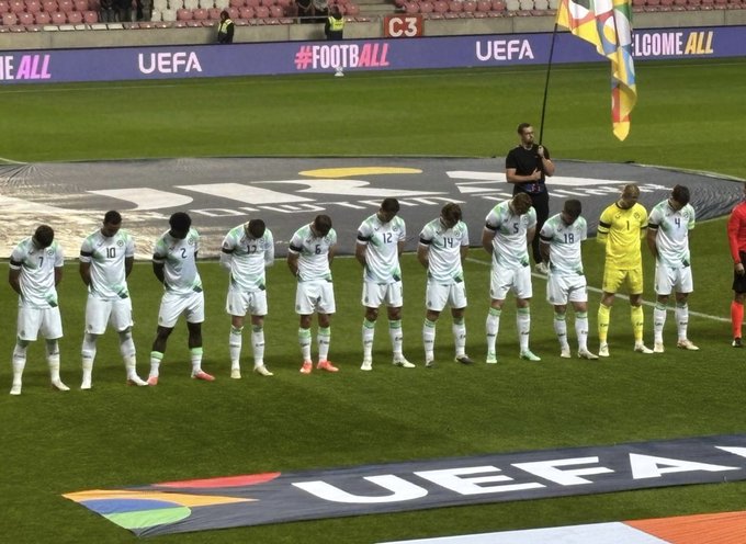 isaacrrr7's tweet photo. Qué conmovedor:

La selección de fútbol de Irlanda lleva lazos negros y se niega a estrechar la mano de los miembros del equipo israelí, en señal de solidaridad con Gaza.

Pero...
El mes pasado, la selección de críquet de Irlanda no tuvo ningún inconveniente en jugar y estrechar la mano del equipo de críquet de Afganistán.

Cabe recordar que unas 200.000 personas murieron en Afganistán durante la última guerra. Desde que los talibanes tomaron el control del país en 2021, ¡los derechos de las mujeres son inexistentes!

¡La hipocresía en su máxima expresión!

@AvitalLeibovich