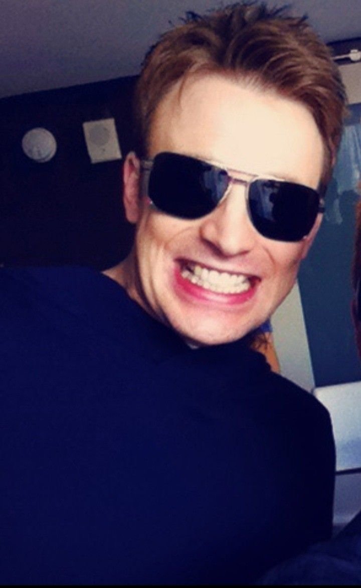 SteveR0gersLove's tweet photo. Good night to Steve Rogers! ❤️🩵 https://t.co/ImQxUifftF