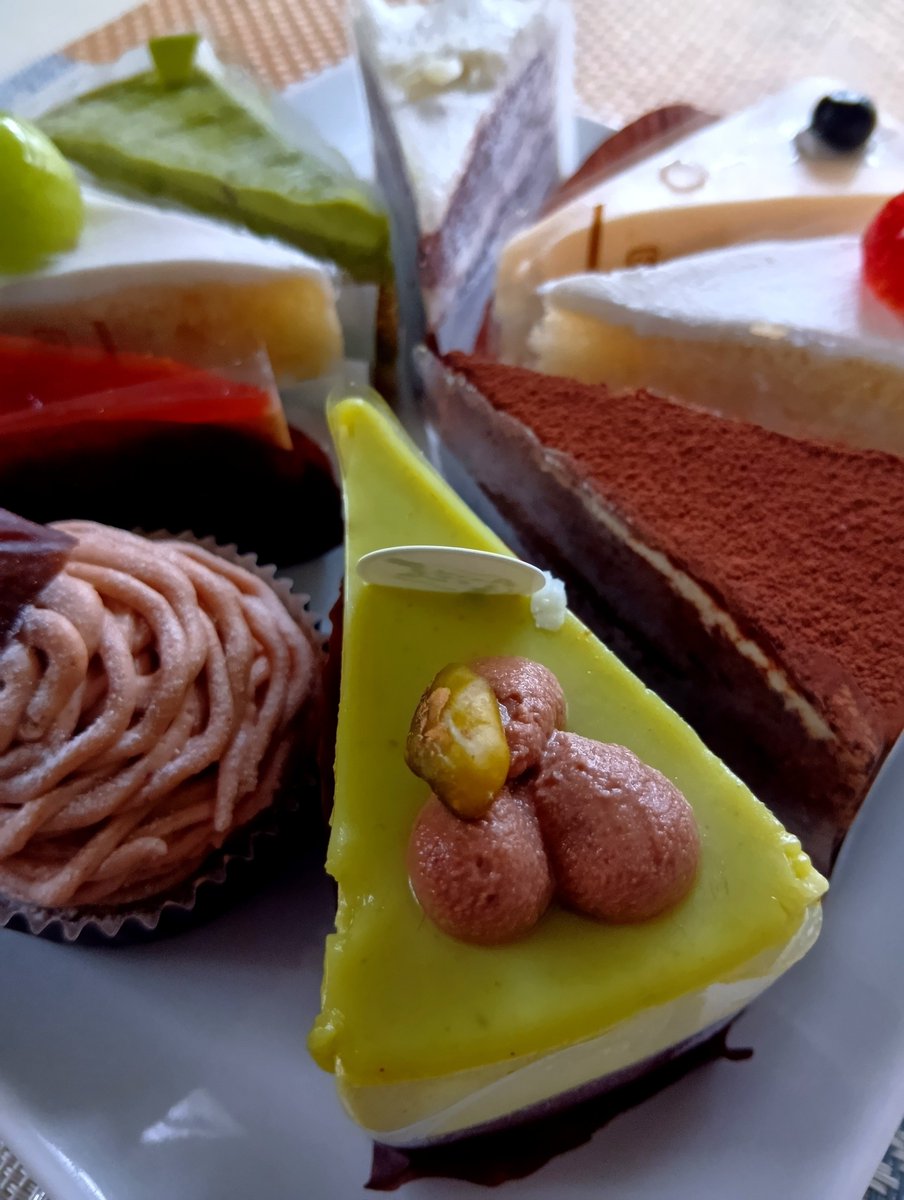 z7UkYeILBH93187's tweet photo. お家で
スイーツブュッフェ
1コ
180円🍰
レアチーズ
ピスタチオ
抹茶
ホワイトチョコ
生キャラメル
デパートのケーキより
手間暇かかってる
美味しいんだ🤣✌️💕
＃おうちごはん https://t.co/jpkCMm6RlW