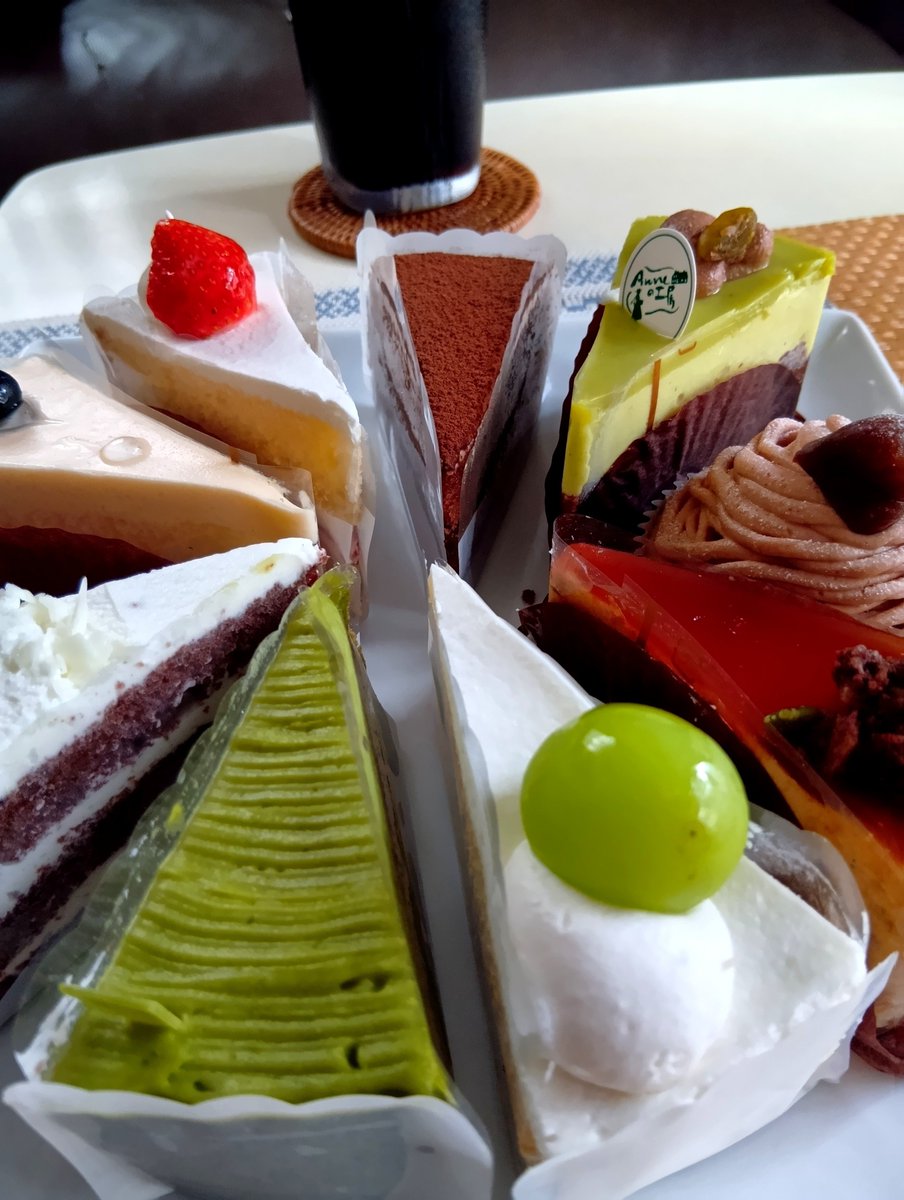 z7UkYeILBH93187's tweet photo. お家で
スイーツブュッフェ
1コ
180円🍰
レアチーズ
ピスタチオ
抹茶
ホワイトチョコ
生キャラメル
デパートのケーキより
手間暇かかってる
美味しいんだ🤣✌️💕
＃おうちごはん https://t.co/jpkCMm6RlW