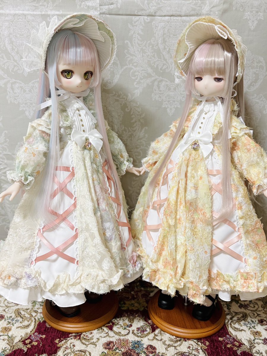 Yumeno_DollDoll's tweet photo. おはようございます☁️

先日の通販でポチっていたお洋服がRosenliaDoll様より届いたので大急ぎで記念撮影です📸
背景もシワが映り込むレベルの撮って出しで恐縮ですが、やはりお揃いはいいものですねえ💚💛

#おはドル
#うちのこかわいい
#RosenliaDoll https://t.co/iq55zDQYSo