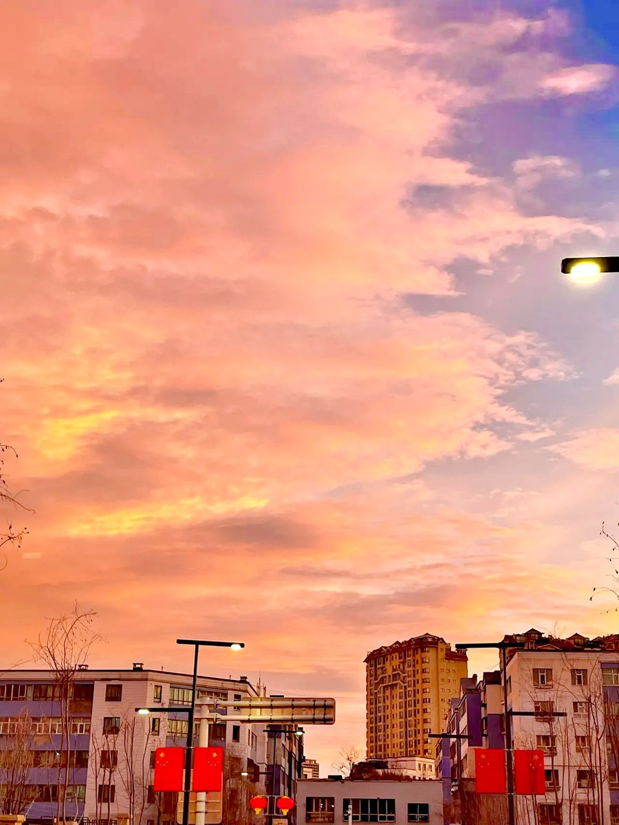 WaltraudGirqme's tweet photo. Atardecer callejero con luces tenues, el momento perfecto para capturar la magia anónima de la ciudad! https://t.co/3ssIgK1pyy