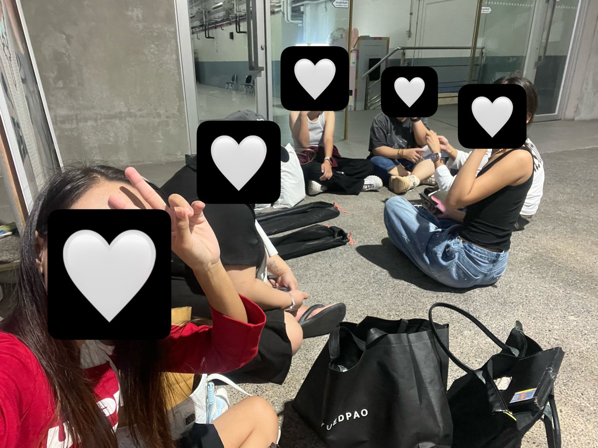 PcrbnZ's tweet photo. ในตอนที่หอบของมากกองไว้แล้วก็พากันนั่งหมดสภาพอยู่ตรงนั้นเพราะรอรถมารับกล่องไฟ เงยหน้าไป เอ้าภูมิ แล้วภูมิพูดก่อนเลยว่าขอบคุณที่ทำโปรเจกต์ให้นะครับ ขอบคุณน้าภูมิใจที่ใจดีกับพวกเราขนาดนี้ จริงๆจะเดินเข้าไปเลยก็ได้แต่ยังหยุดพูดขอบคุณอีก แสนดีที่สุด🥹🤍 https://t.co/3ZLs82qhAu