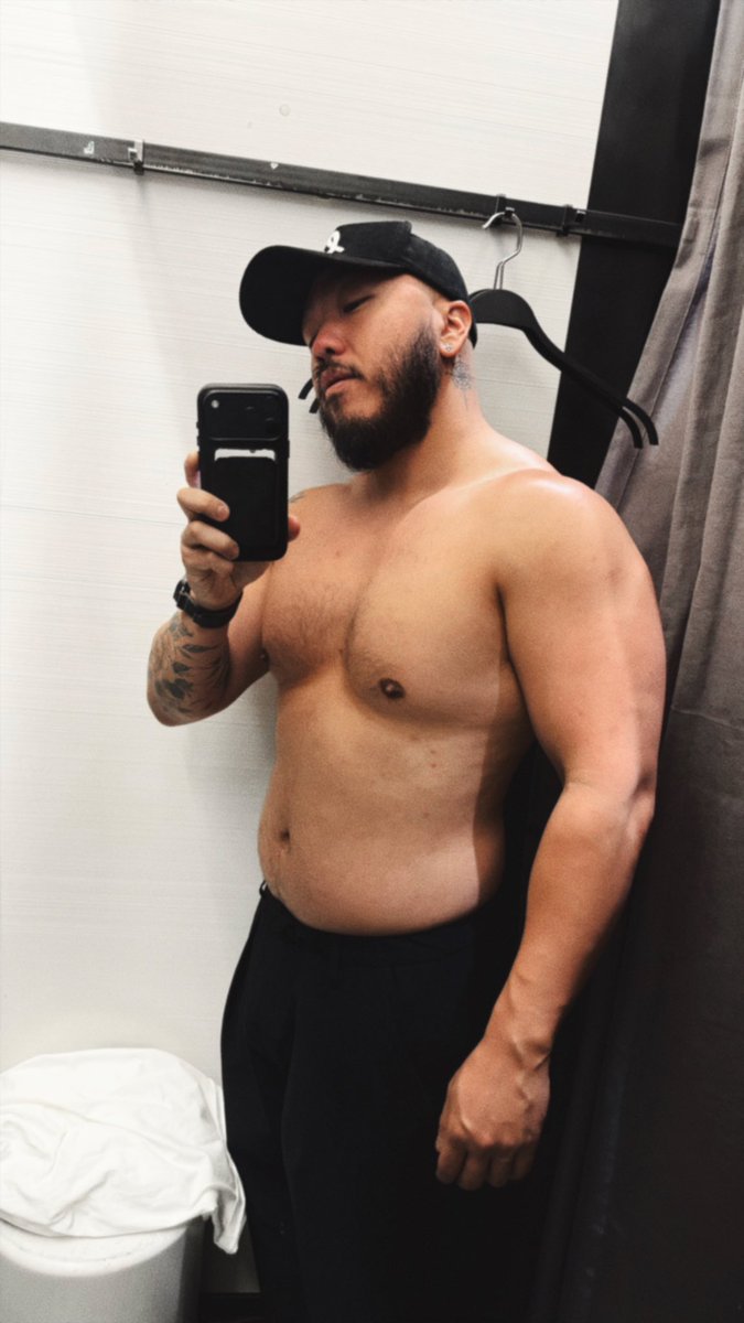 chrisjoon_'s tweet photo. Why do dressing rooms always have the best selfie mirrors? https://t.co/lAt1OAusXj