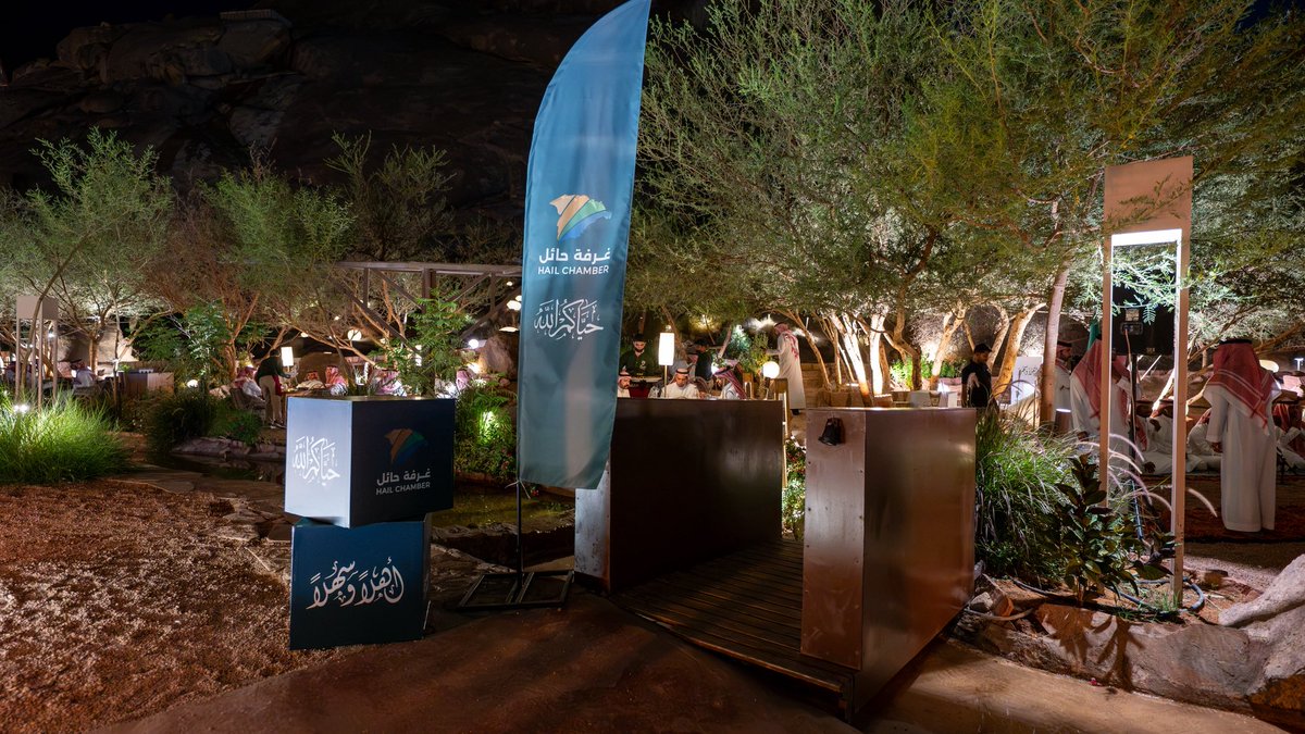 abodalmny3's tweet photo. "بين جبال #حائل وفي أجواءٍ تعكس أصالة المنطقة وتراثها "

معالي وزير الموارد البشرية والتنمية الاجتماعية م.أحمد بن سليمان الراجحي @Ahmed_S_Alrajhi في ضيافة #غرفة_حائل، وسط أهازيج السامري وخيرات المنطقة، في مشهدٍ يجسّد هوية حائل وثراء موروثها. 

#عبدالله_المنيع 📸🇸🇦 https://t.co/buaMMt1Fkz