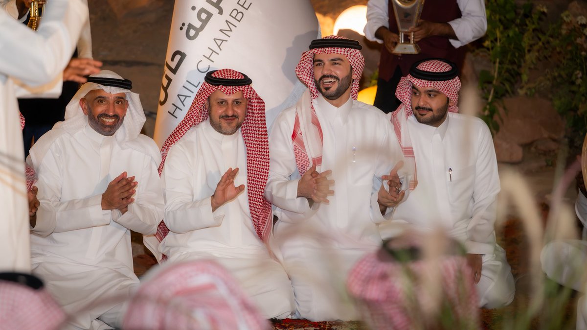 abodalmny3's tweet photo. "بين جبال #حائل وفي أجواءٍ تعكس أصالة المنطقة وتراثها "

معالي وزير الموارد البشرية والتنمية الاجتماعية م.أحمد بن سليمان الراجحي @Ahmed_S_Alrajhi في ضيافة #غرفة_حائل، وسط أهازيج السامري وخيرات المنطقة، في مشهدٍ يجسّد هوية حائل وثراء موروثها. 

#عبدالله_المنيع 📸🇸🇦 https://t.co/buaMMt1Fkz