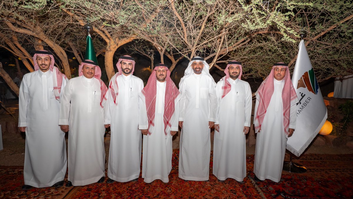 abodalmny3's tweet photo. "بين جبال #حائل وفي أجواءٍ تعكس أصالة المنطقة وتراثها "

معالي وزير الموارد البشرية والتنمية الاجتماعية م.أحمد بن سليمان الراجحي @Ahmed_S_Alrajhi في ضيافة #غرفة_حائل، وسط أهازيج السامري وخيرات المنطقة، في مشهدٍ يجسّد هوية حائل وثراء موروثها. 

#عبدالله_المنيع 📸🇸🇦 https://t.co/buaMMt1Fkz