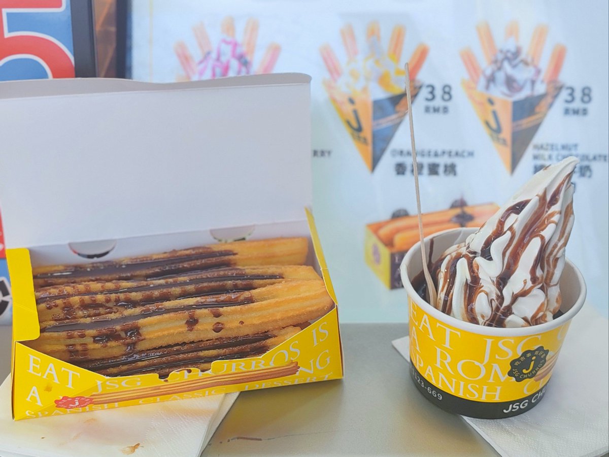 KishaLuxtornzc's tweet photo. Este churrería en el centro tiene churros crujientes con chocolate caliente que se derriten en la boca! Parada obligatoria si pasas por aquí. ， https://t.co/Nb8IS8mAai