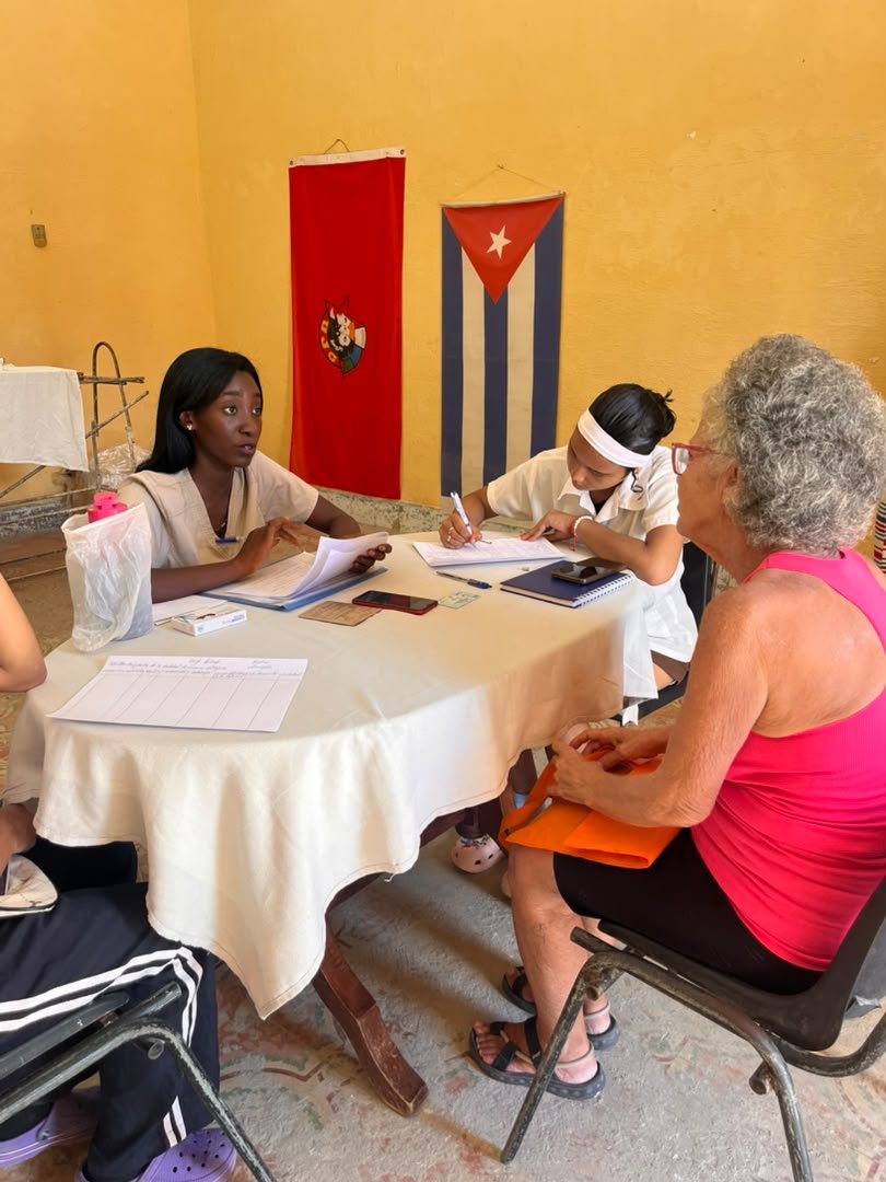 UJCdeCuba's tweet photo. 🇨🇺 Como parte del proyecto Farma Joven, de la #RedJuvenilComunitaria, realizamos una feria de medicamentos en el municipio 10 de Octubre.

 En esta ocasión, brindamos asistencia, con una mirada objetiva, a 33 personas vulnerables de dos de los nueve Consejos Populares.
#UJCdeCuba https://t.co/2hegaYcP8i