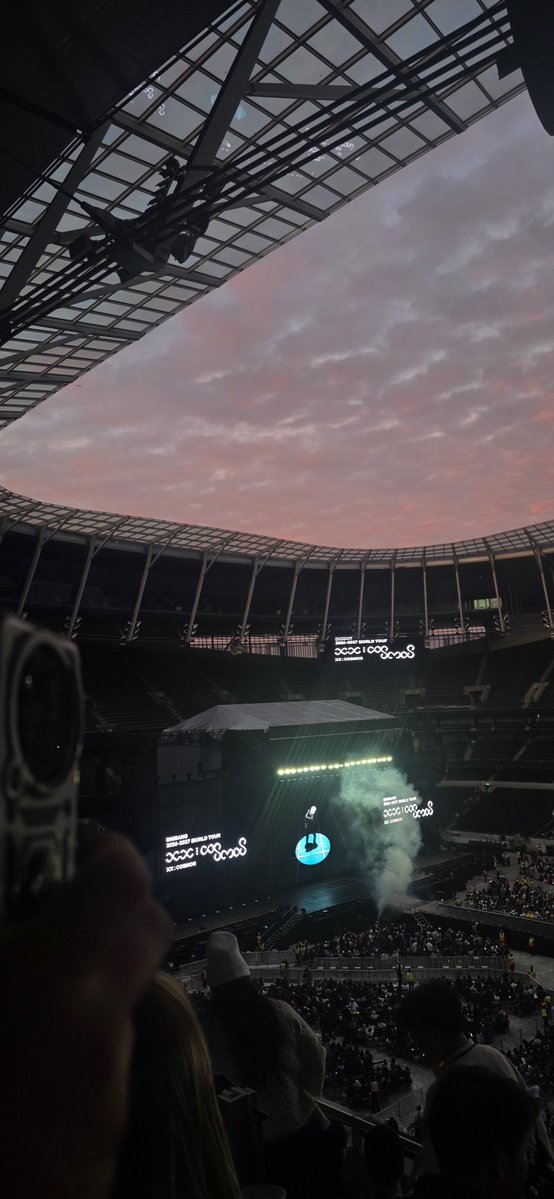 LisYoung's tweet photo. O que esse Stadium estava bonito nΓ£o Γ© brincadeira.
#CosmosInLONDON
#BigBang
#CosmosTour https://t.co/FksafuVd9r