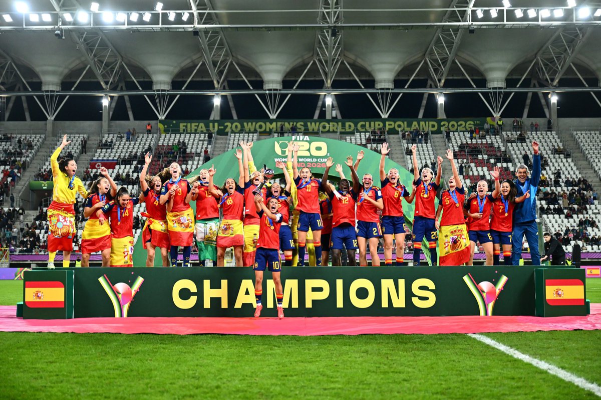 iberdrola's tweet photo. ¡¡CAMPEONAAAAAS!!  
La @sefutbolfem Sub-20 se CORONA en la cima MUNDIAL después de una FINAL increíble!!

El trabajazo de nuestro fútbol base y parar el ÚLTIMO penalti tiene premio... ¡¡FELICIDADEEEES!!

¡¡Deja tu mensaje a estas CRACKS!!  

📷@SEFutbolFem https://t.co/iejuoewieH