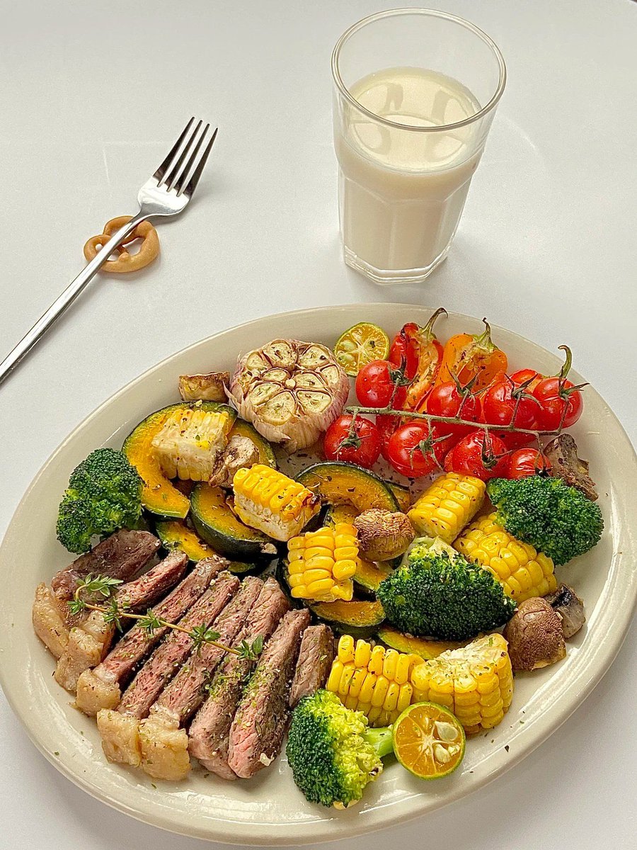 Needhamataei's tweet photo. Comida de quema de grasa ligera: ensalada de espinacas, pechuga de pollo a la parrilla y aguacate, sin azúcar aadido ni grasas malas. （中文大意：低脂减脂餐：烤鸡胸、牛油果菠菜沙拉，无添加糖与坏脂肪） https://t.co/pzijcpnRnR