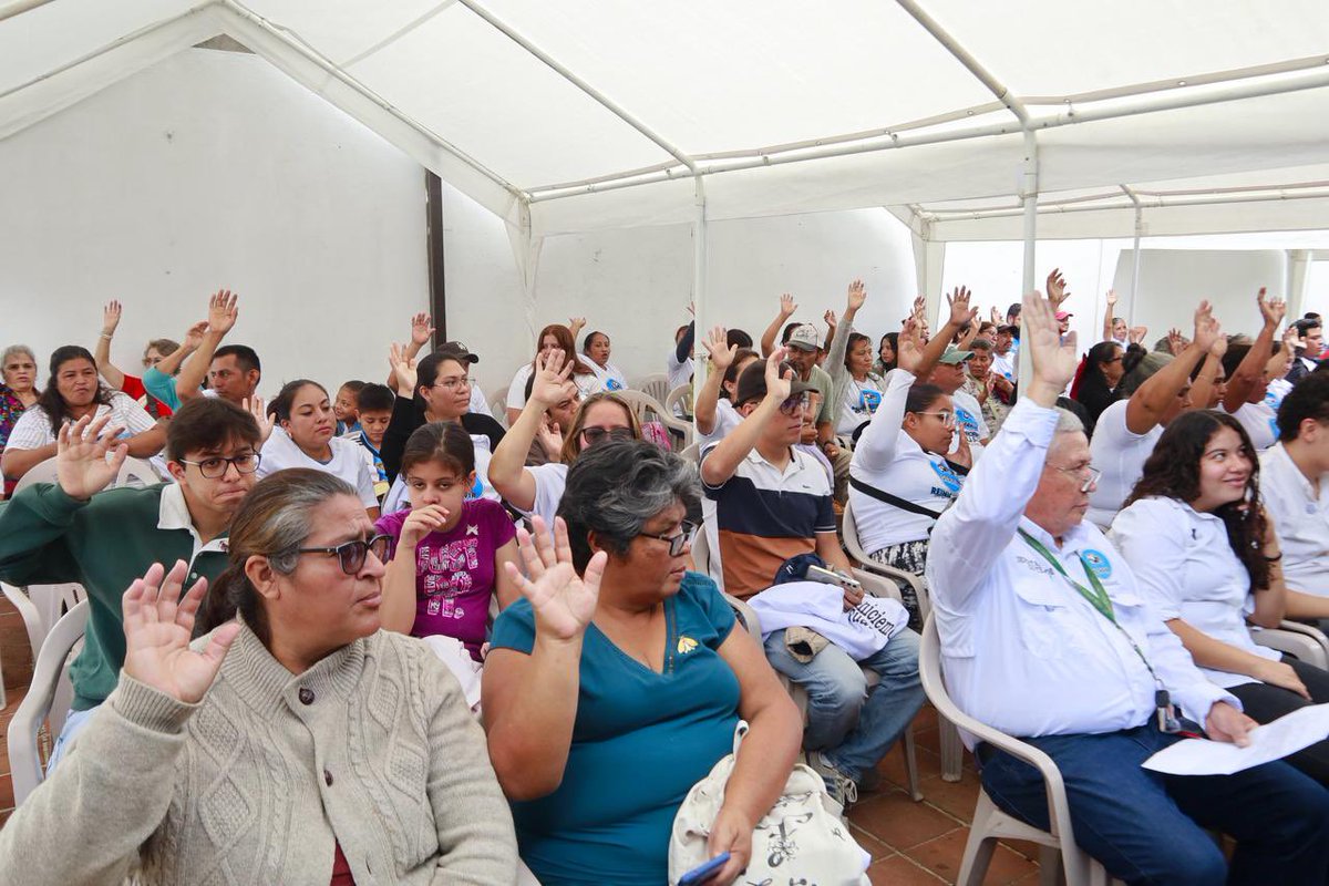 RamonHernande23's tweet photo. Profesor José Abraham Zimeri toma el  control de SERVIR en Amatitlán 

Este domingo se llevó a cabo la asamblea municipal del Partido Político SERVIR en el municipio de Amatitlan donde eligieron a sus autoridades municipales 

Los asambleístas eligieron para la coordinación municipal al Profesor Josué Abraham Zimeri García, quien será el encargado de la coordinación del proceso de organización en Amatitlan y también, de promover los principios, valores y la formación ciudadana desde la visión del Partido Servir.

Los asambleístas también eligieron a dos representantes ante la asamblea Departamental de Servir en el Distrito Guatemala.

La Licenciada Leslie Lemus y el Ingeniero Simon Cabrera, Secretario Departamental de Servir, fueron los encargados de acompañar el proceso Municipal. 

"La participación política en las sociedades tiene sentido si el objetivo es SERVIR a los ciudadanos, no hay otro camino" remarcó en su intervención el Ingeniero Simon Cabrera.

Por su lado la Licenciada Leslie Lemus señaló la importancia de la participación política de jóvenes y especialmente las mujeres, "Servir es la unión de muchos guatemaltecos que queremos ayudar a resolver los problemas de los guatemaltecos, las puertas están abiertas de par en par para que vengan y participen con nosotros", remarcó.
#PartidoServir #Amatitlam #Metroredes