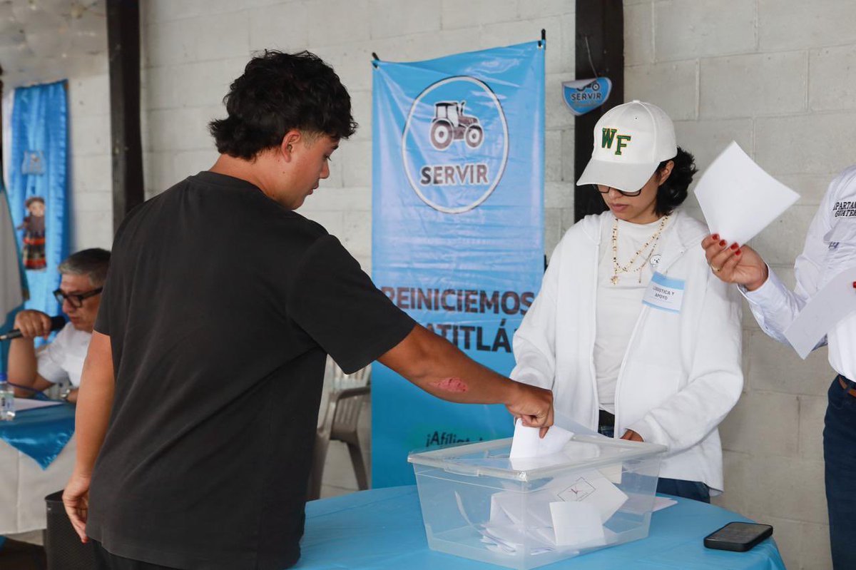 RamonHernande23's tweet photo. Profesor José Abraham Zimeri toma el  control de SERVIR en Amatitlán 

Este domingo se llevó a cabo la asamblea municipal del Partido Político SERVIR en el municipio de Amatitlan donde eligieron a sus autoridades municipales 

Los asambleístas eligieron para la coordinación municipal al Profesor Josué Abraham Zimeri García, quien será el encargado de la coordinación del proceso de organización en Amatitlan y también, de promover los principios, valores y la formación ciudadana desde la visión del Partido Servir.

Los asambleístas también eligieron a dos representantes ante la asamblea Departamental de Servir en el Distrito Guatemala.

La Licenciada Leslie Lemus y el Ingeniero Simon Cabrera, Secretario Departamental de Servir, fueron los encargados de acompañar el proceso Municipal. 

"La participación política en las sociedades tiene sentido si el objetivo es SERVIR a los ciudadanos, no hay otro camino" remarcó en su intervención el Ingeniero Simon Cabrera.

Por su lado la Licenciada Leslie Lemus señaló la importancia de la participación política de jóvenes y especialmente las mujeres, "Servir es la unión de muchos guatemaltecos que queremos ayudar a resolver los problemas de los guatemaltecos, las puertas están abiertas de par en par para que vengan y participen con nosotros", remarcó.
#PartidoServir #Amatitlam #Metroredes
