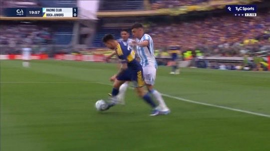 notmatermo's tweet photo. Es lo mismo que esto, pero para Boca no es penal, después lees AFA Bostera y bla bla bla https://t.co/HzPKUQKiHp
