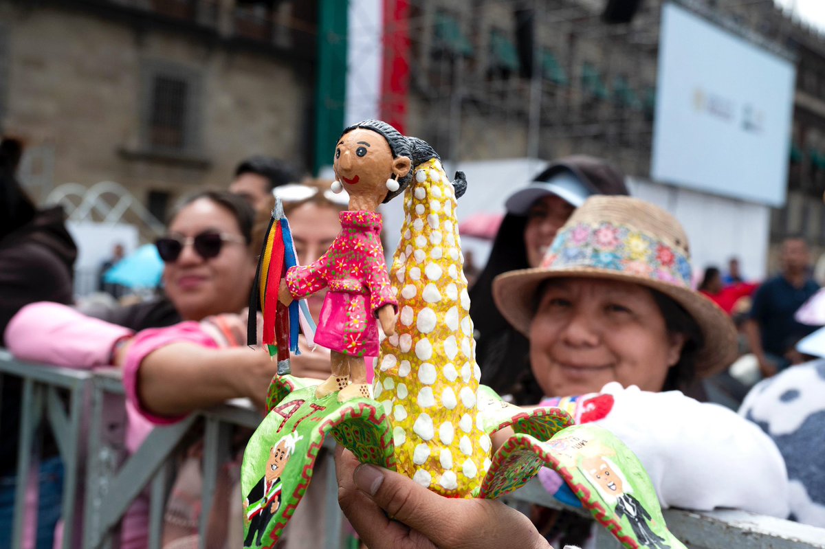 CitlaHM's tweet photo. Esta transformación tiene rostro, tiene historia y tiene corazón: el del pueblo de México 🫶

¡Gracias por su entrega, presidenta @Claudiashein! 

#ClaudiaDaResultados #HonestidadYResultados https://t.co/j7WkHrqNOG