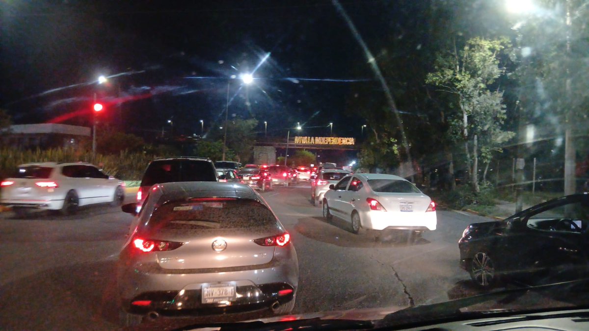 NewsSanmiguel's tweet photo. #COLAPSADOS
📷Así se vio el Libramiento, Bulevar Conspiración, Camino a Alcocer, Salida Real a Querétaro, La Placita y carretera a Los Rodríguez, quedaron rebasados por la gente que buscaba llegar anoche a la #Feria de San Miguel de Allende
#SanMiguelDeAllende #FeriaSMA2026 https://t.co/iF7eqh4KYG