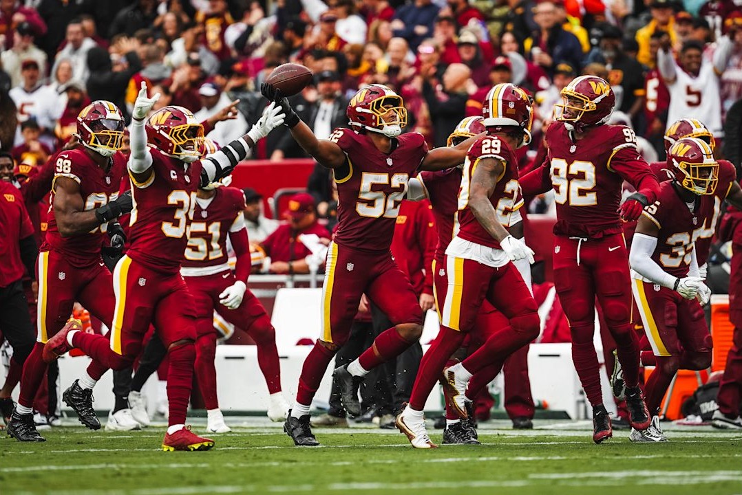 SleeperWSH's tweet photo. Sonny Styles Week 3 vs. Seahawks:

5 TKL | 4 SOLO | 1 INT | 1 FF | 2 PD | 🟢 DOT

Punched the ball loose from Jadarian Price for Washington's first takeaway of the season, then came down with his first career INT on a Darnold pass that ricocheted off Tim Settle's helmet. Both takeaways turned into touchdowns.

Also ran stride for stride with Price on a deep shot and broke it up. Former safety stuff.

Sonny Styles has arrived. 😤 (h/t: @JayDanielsMVP)

📸 : @Commanders | #RaiseHail