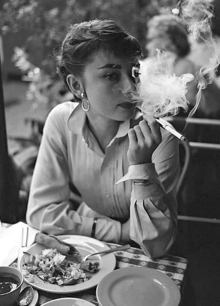 cinevow's tweet photo. Audrey Hepburn, 1953 https://t.co/rIcLmr8ZU6