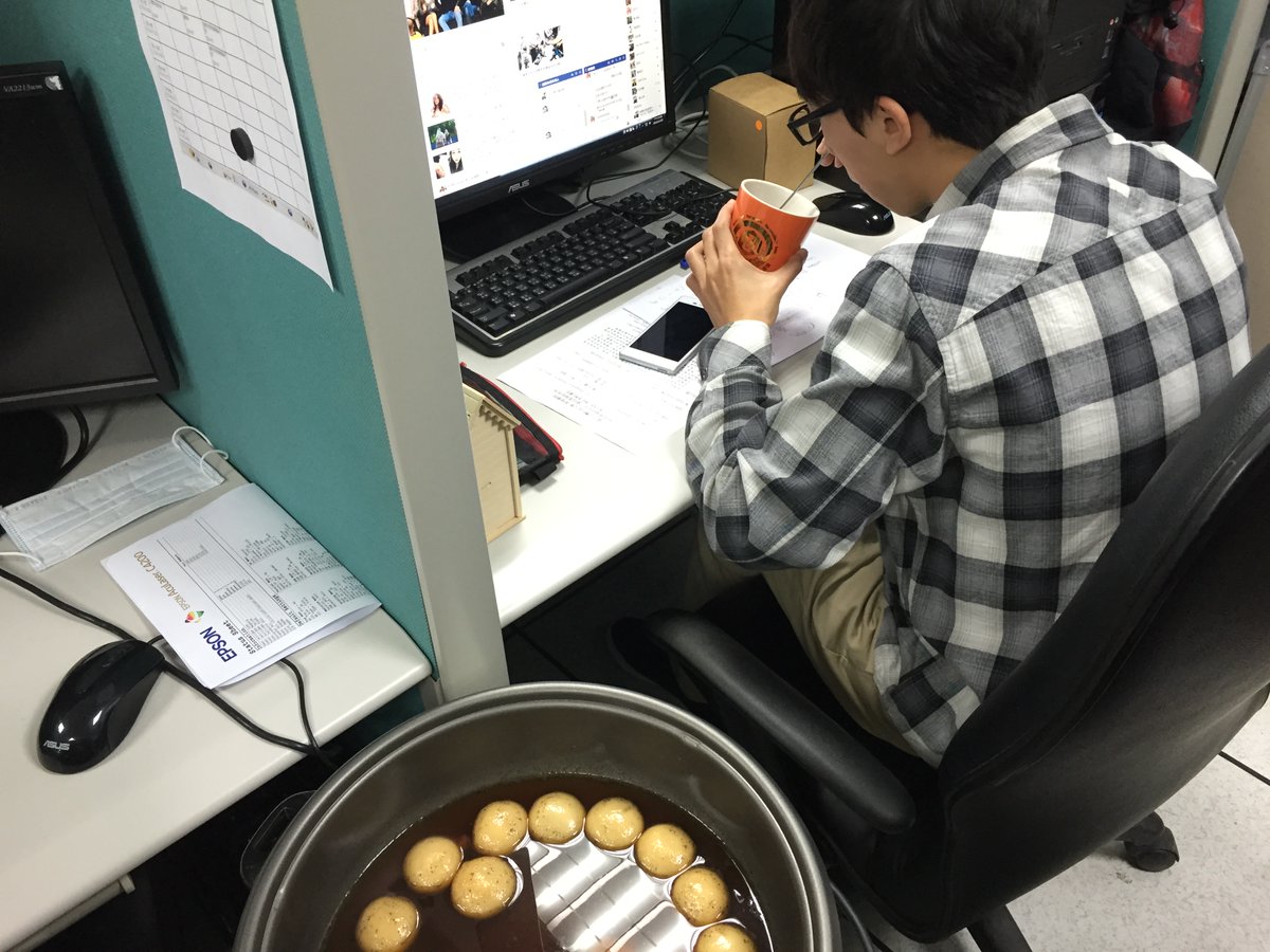 Corralw3's tweet photo. En la oficina, mi compaero intentó usar el horno microondas para calentar un plato de sopa instantánea… y se olvidó de quitar la tapa de plástico. Ahora el microondas huele a plato de sopa quemado, y toda la oficina nos reímos hasta las lágrimas. https://t.co/TfDGp35rr1