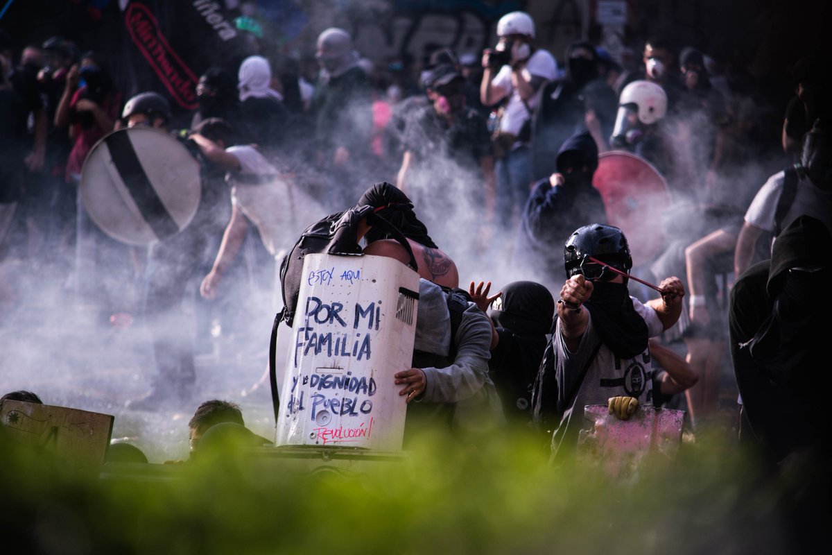 NewArtemis22's tweet photo. Tácticas de resistencia frente a unidades antidisturbios:

Consejos que he ido aprendiendo observando a primeras lineas de Chile y Hong Kong⬇️ https://t.co/JkfdaFNs1B