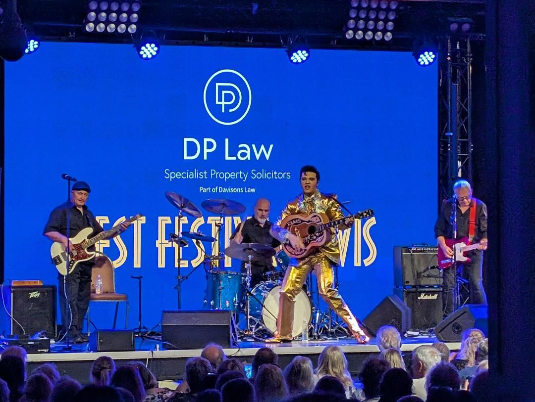 KnittingWitchUK's tweet photo. When your sister takes you to #Elvisfestivalporthcawl #grandfinal ….what a great time, atmosphere.  Brilliant #DPLaw for sponsoring such an event. #EvanKing the winner. The gold suit fabulous. @DavisonsLawyers https://t.co/orLO822y03