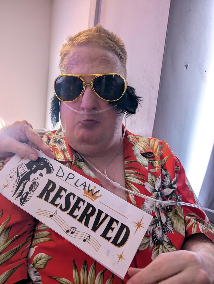 KnittingWitchUK's tweet photo. When your sister takes you to #Elvisfestivalporthcawl #grandfinal ….what a great time, atmosphere.  Brilliant #DPLaw for sponsoring such an event. #EvanKing the winner. The gold suit fabulous. @DavisonsLawyers https://t.co/orLO822y03