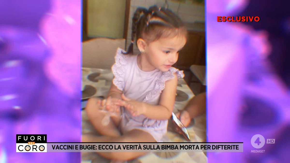 A news broadcast screenshot from 'Fuori dal Coro' on Mediaset channel 4 displays the text 'ESCLUSIVO' and the headline 'VACCINI E BUGIE: ECCO LA VERITÀ SULLA BIMBA MORTA PER DIFTERITE' overlaid on footage of a toddler.