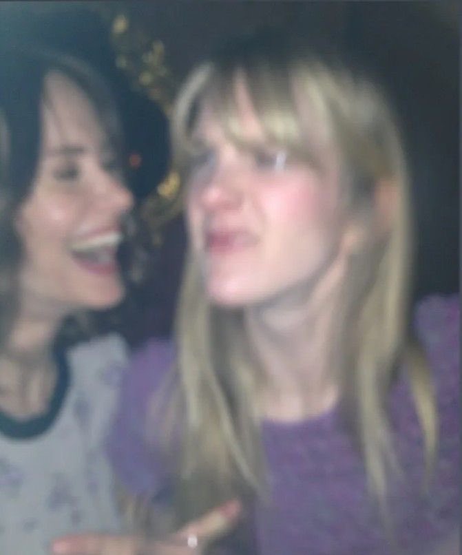 sarahpaulson's tweet photo. saudades de quando a sarah paulson e a lily rabe viviam na farra juntas https://t.co/0gqrsJnT5V
