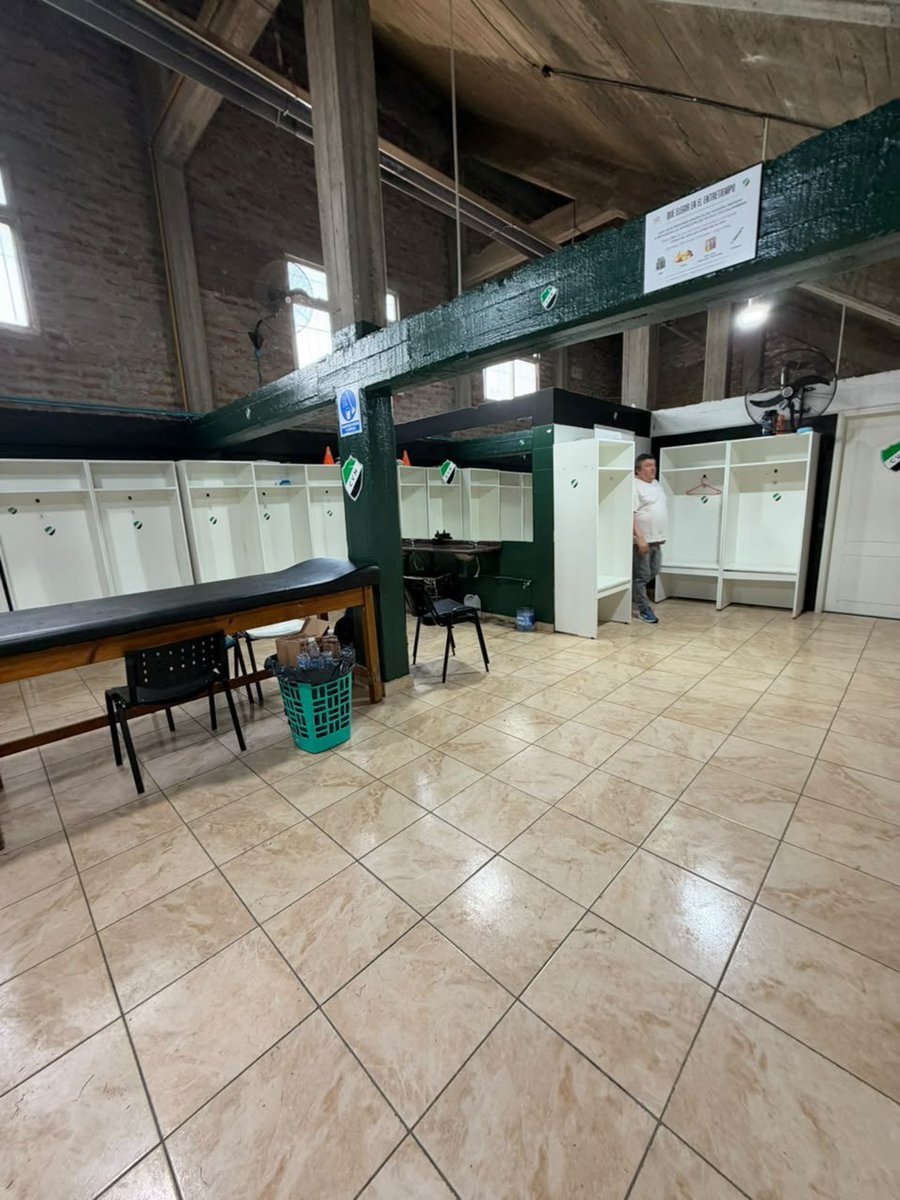 clubCirculo's tweet photo. Antes de volver a Otamendi, con la permanencia en el bolsillo, la utilería de Círculo dejo en impecables condiciones el vestuario de "El Fortín.

Agradecemos a la gente de @VillaMitreBB por las atenciones brindadas.

#SomosCirculo 🇲🇬 https://t.co/32rFo7l6ND
