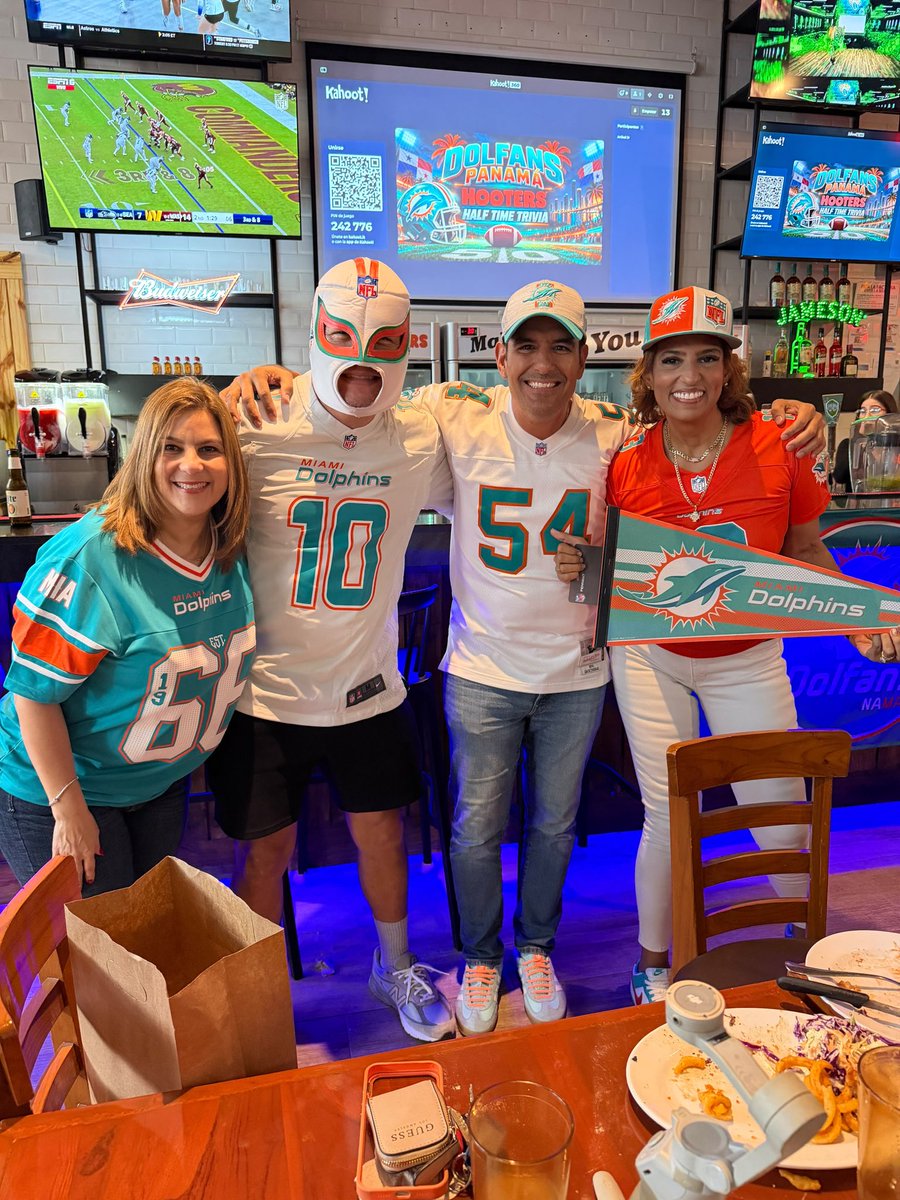 molakarla's tweet photo. Parece que nos estamos acoplando. Hay que ser pacientes, si no, no se puede ser un @MiamiDolphins fan!
Hoy vimos el game con nuestra comunidad de #Dolfans y con transmisión en vivo de @deportes_rpc
Gracias a @luigimacrini nuestro presidente por la organización.
#FINSUP https://t.co/O3BSRr69cR