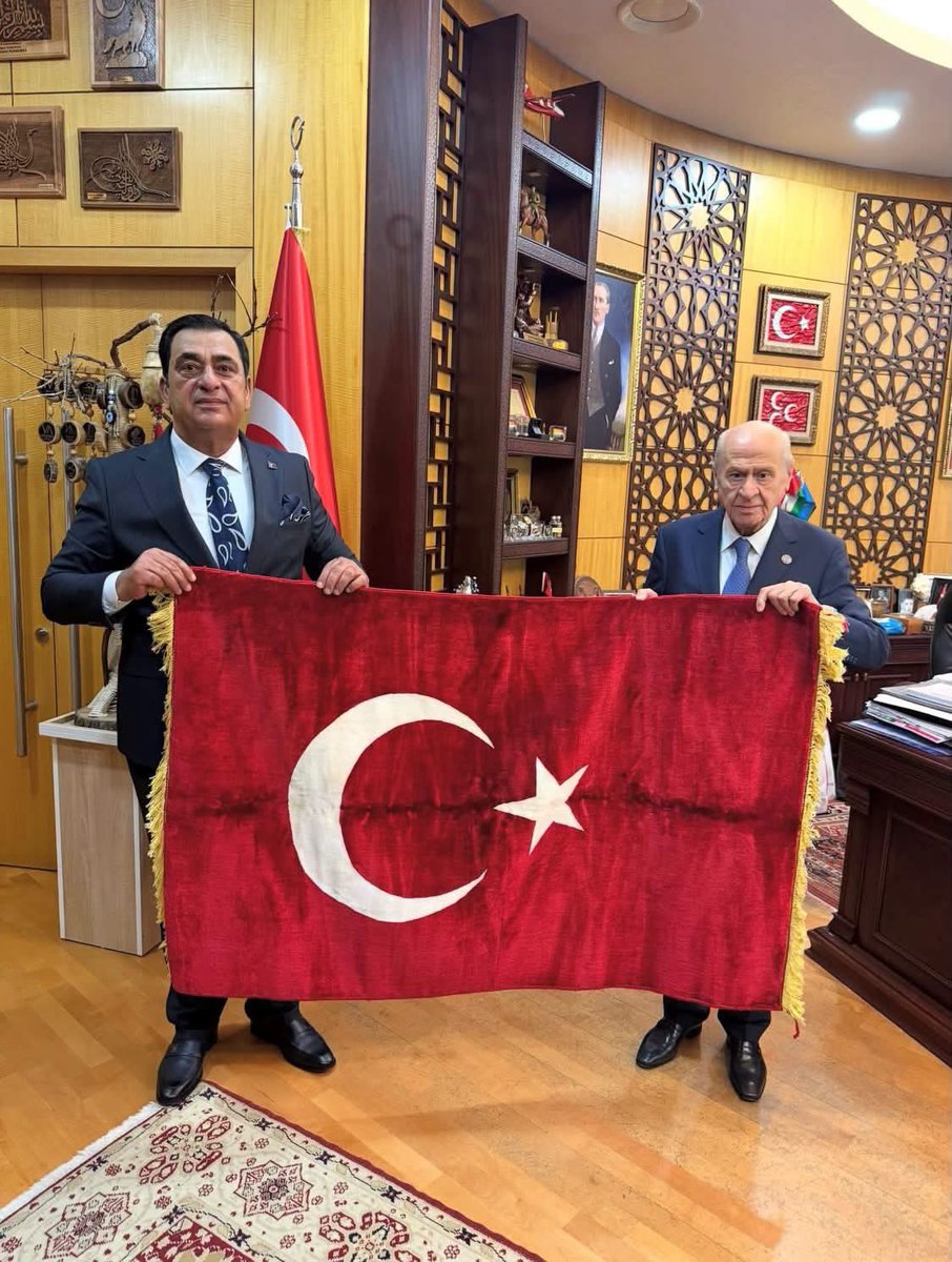 ulkucuhareketr's tweet photo. İzol Aşireti Lideri Medeni İzol, Liderimiz Devlet Bahçeli’yi makamında ziyaret etti. https://t.co/NXQXzZ6qpp