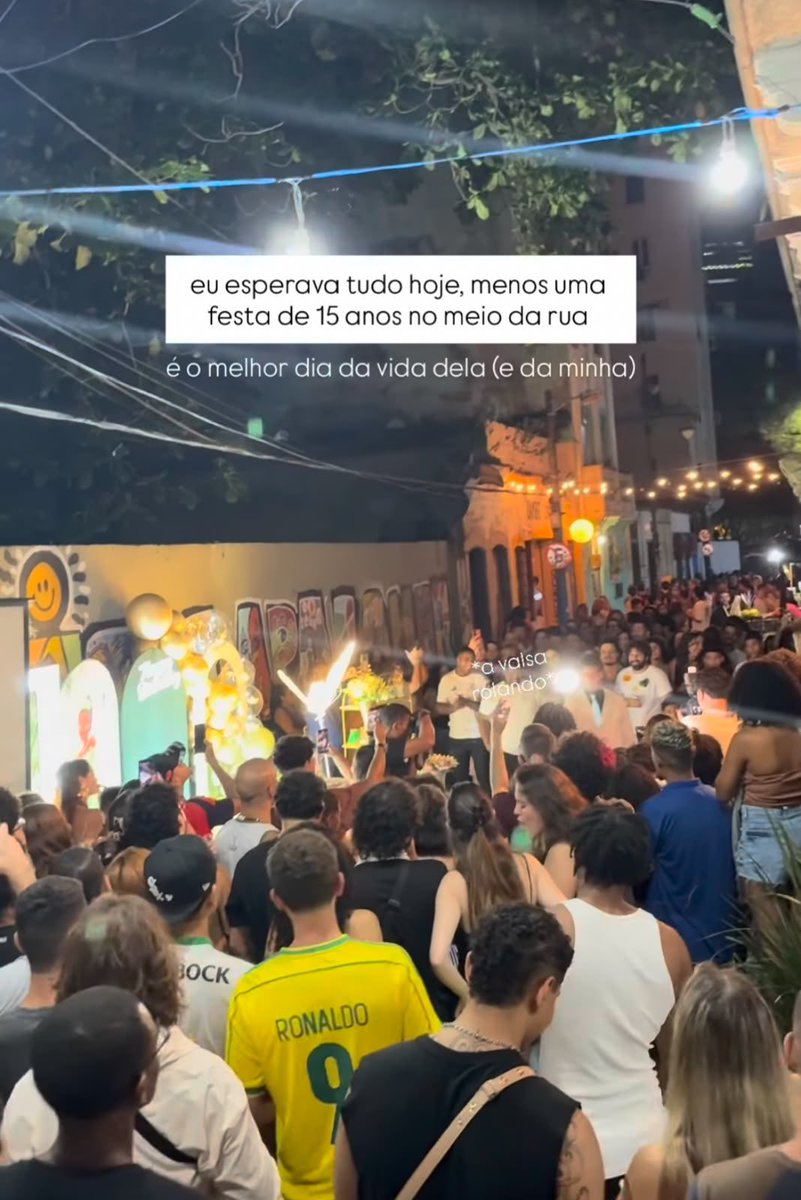 pepedroz's tweet photo. passando mt mal com a rainha que comemorou 15 anos no beco do rato https://t.co/xZeLJ9SSWR