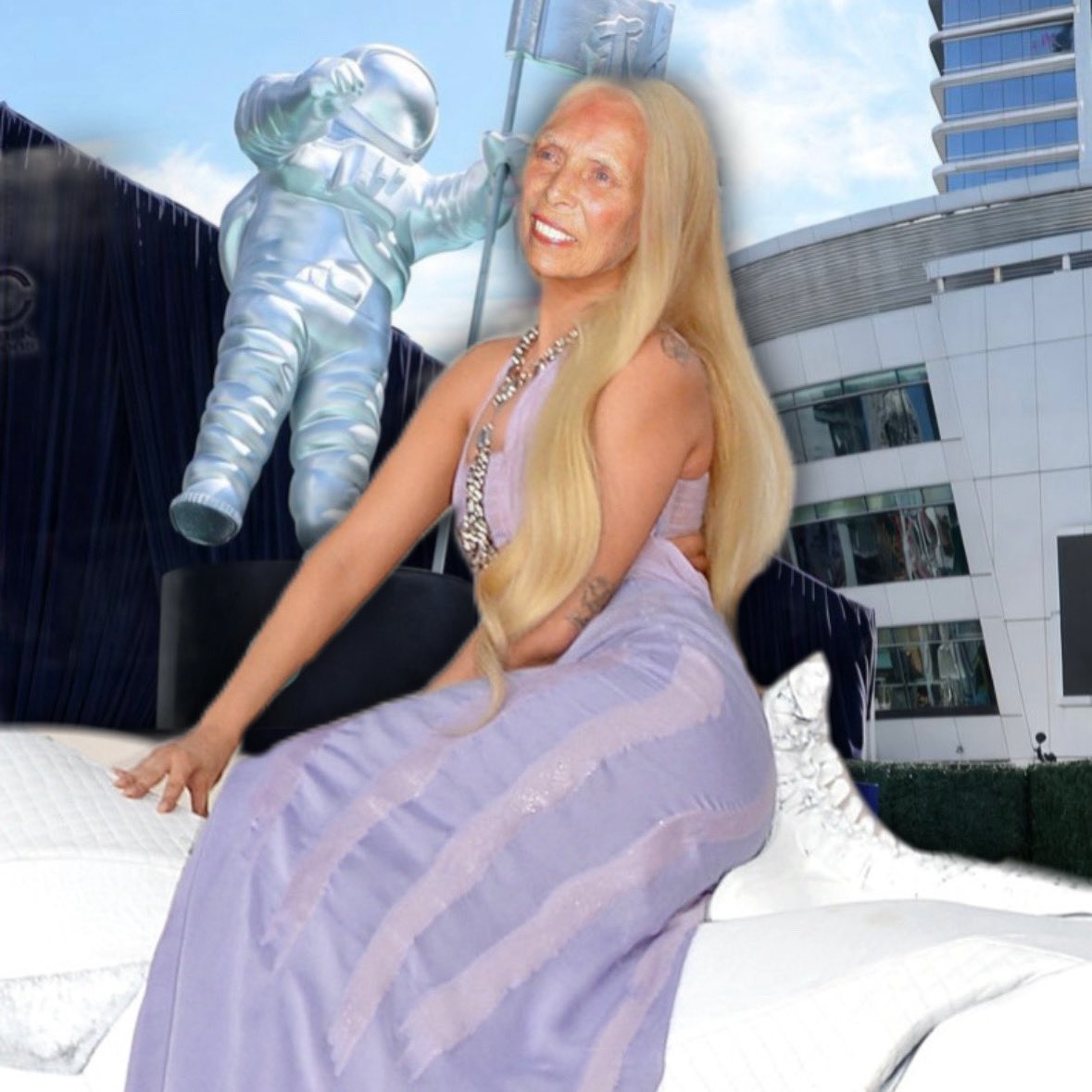 JoniCrave's tweet photo. Despite having ZERO nominations or need to be there, Joni Mitchell has arrived to the #VMAS on top of a white horse… https://t.co/ggPIGxkDa0
