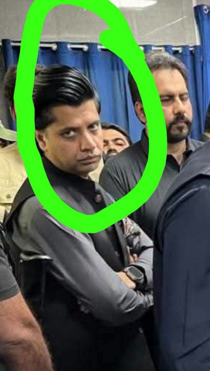 LegiMian's tweet photo. جب آپ آدھا گھنٹہ مارننگ واک کر کے
 گھر سے کافی دور نکل جائیں اور راستے میں ٹٹی آ جائے👇🏻 https://t.co/5nGuOcwnkJ