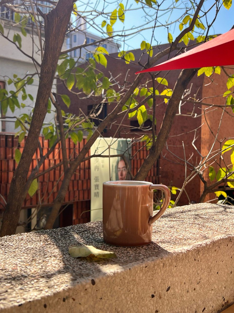 FabiolaStodnh's tweet photo. Café caliente y sol matutino en una esquina de la ciudad - pequeas alegrías que hacen el día especial ， https://t.co/ZrJbYNyYZp