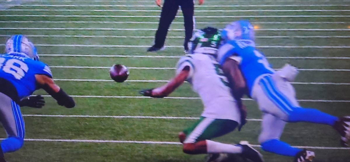 MarchandSage's tweet photo. This is pass interference, lions defender is tackling garrrt wilson before the ball gets there https://t.co/iORxO4plIc