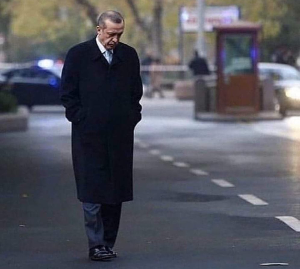 SametAlta10's tweet photo. Sayın Erdoğan, Yalnızlığımı biliyorum demişti.

İlk defa sana katılmıyorum ve kabul etmiyorum REİSİM.

Sen yalnız değilsin senin yoluna kendini feda eden, milyon kişi var.

Biz varız.@RTErdogan https://t.co/KtHAwIk5Ic