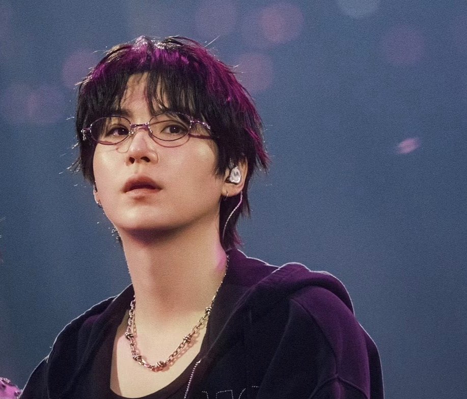 Victoria_blegh's tweet photo. Nothing I love more than Yoongi in glasses 🙂‍↔️ https://t.co/sSfuVEQsOi
