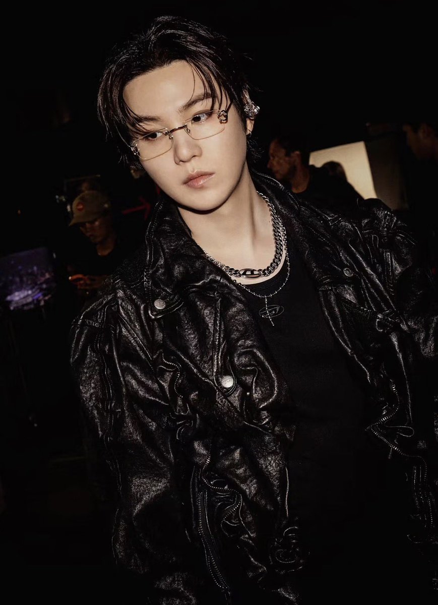 Victoria_blegh's tweet photo. Nothing I love more than Yoongi in glasses 🙂‍↔️ https://t.co/sSfuVEQsOi