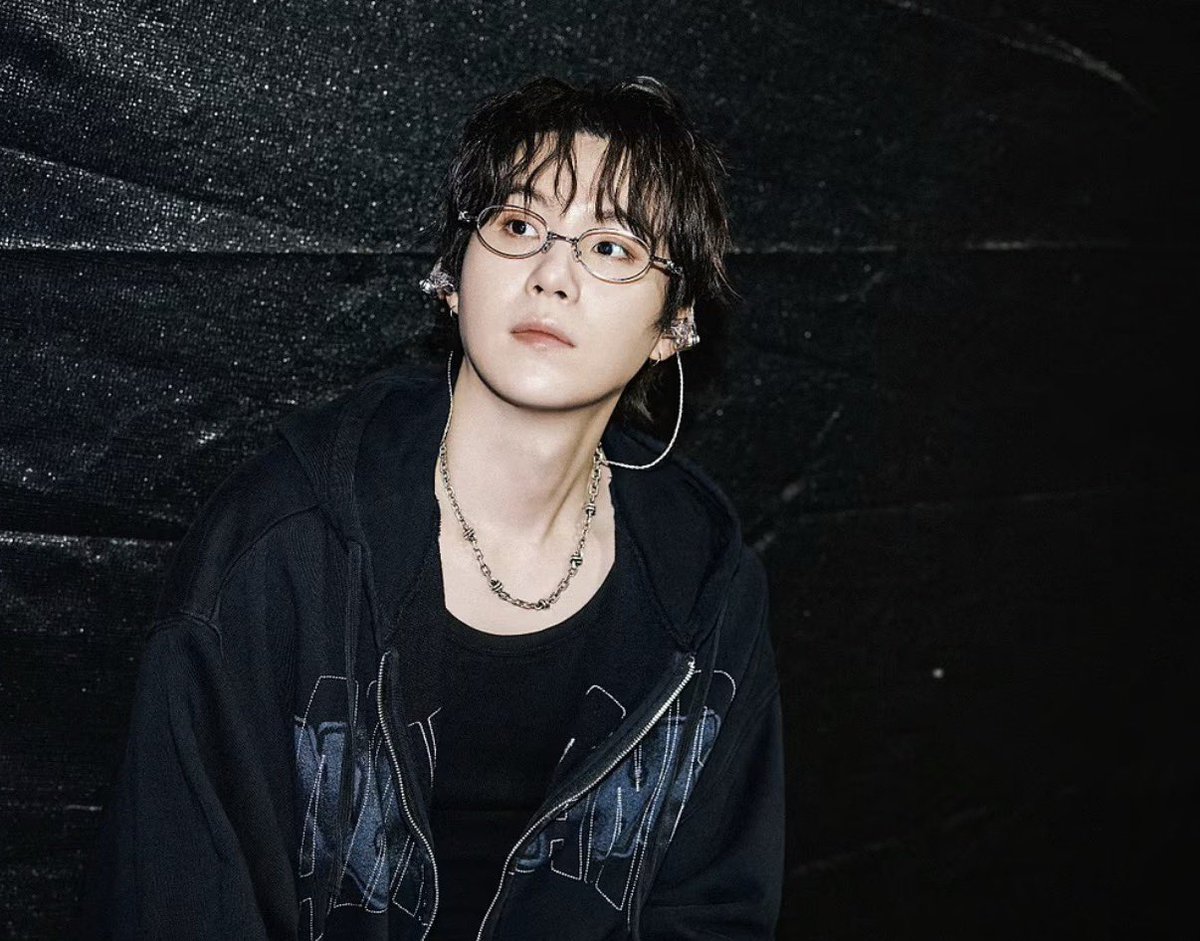 Victoria_blegh's tweet photo. Nothing I love more than Yoongi in glasses 🙂‍↔️ https://t.co/sSfuVEQsOi