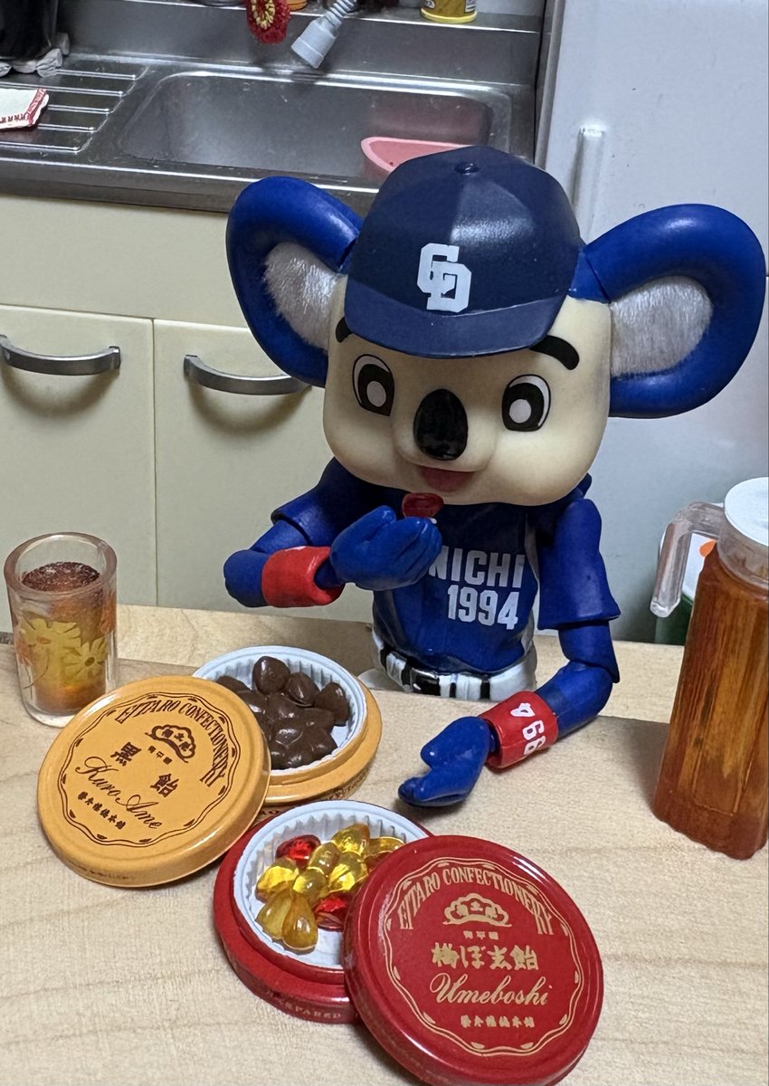 pakopokopa's tweet photo. 『喉のケアも…🐨』
今週もよろしくお願いします
なにかしら頑張ろう 
#ドアラ #ドアラ先生 #doala #中日ドラゴンズ #dragons #フィギュア #ガチャガチャ #ミニチュア #榮太樓 #ケンエレファント #銘菓 https://t.co/kHBsCpxt5x