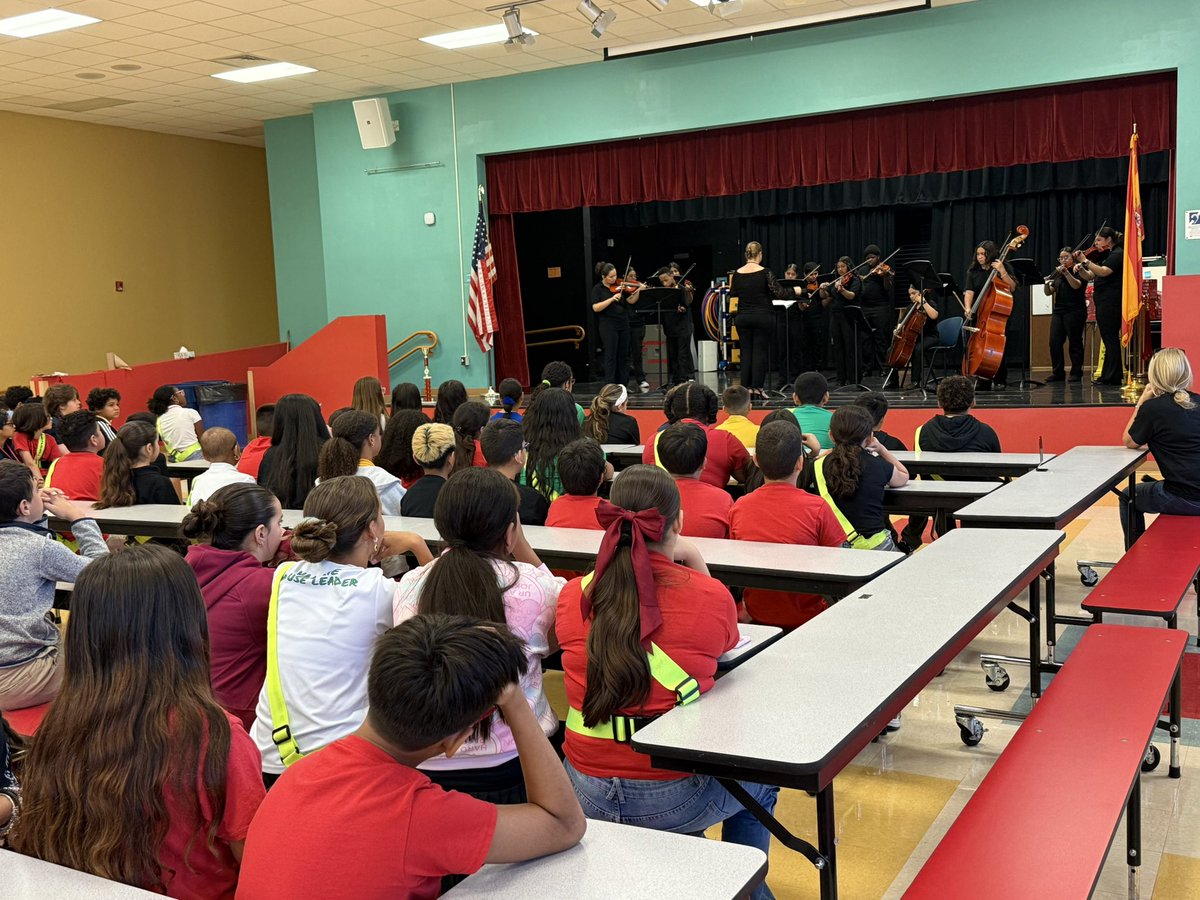 PSMSChoice's tweet photo. Thank you @BerkieBulldogs for such a warm welcome…we loved presenting our Choice Programs to your 5th grade bulldogs!! 🌎🎶💃🏻 @palmspringsms can’t wait to welcome these scholars into our Stingray family!! 💙🌊 @SDPBCChoiceCTE https://t.co/abJ2XRyeMx