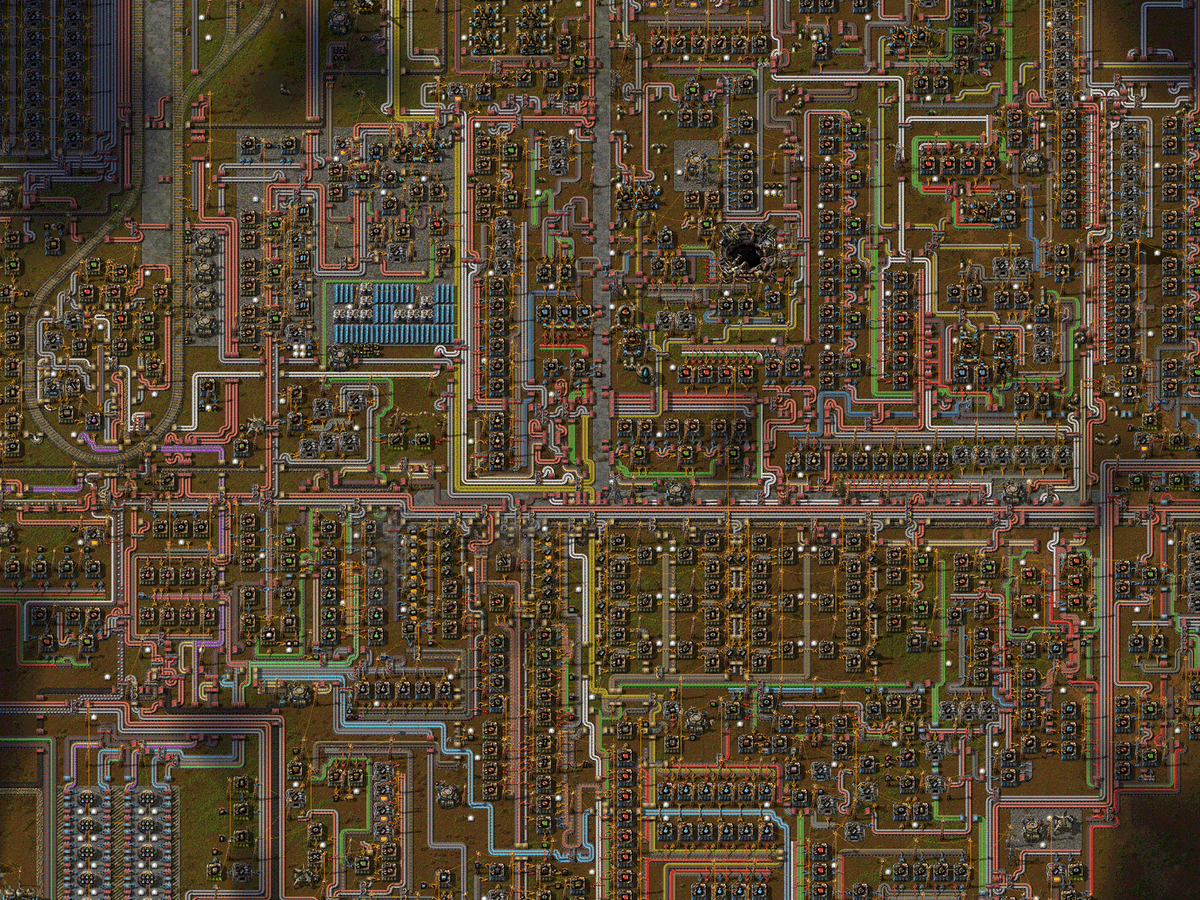 RJarded1's tweet photo. #factorio bases before bots vs after bots https://t.co/46OtH2ZV23