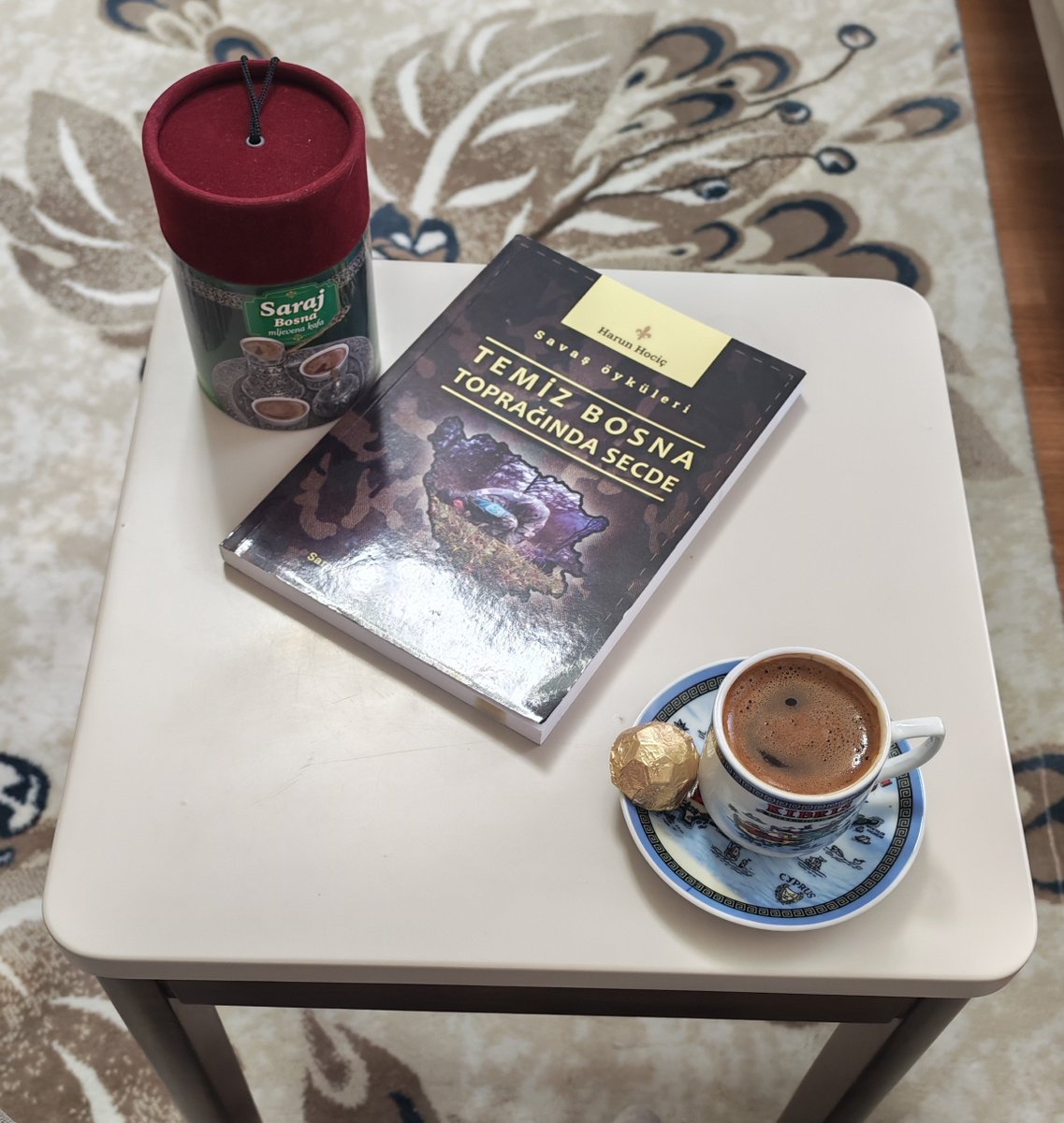 HELVACIKARA's tweet photo. Saraybosna kahvesi eşliğinde Harun Hociç'in kaleminden çıkan 'Temiz Bosna Toprağında Secde' kitabını okuyoruz.
Bosna Savaşı'nın soğuk istatistiklerinin ötesine geçerek; gözlem, acı, fedakârlık ve inanç dolu kişisel tanıklıklarla o dönemin gerçeklerini öğreniyoruz.
#Bosna #Zafer https://t.co/jBuDv1A4WL