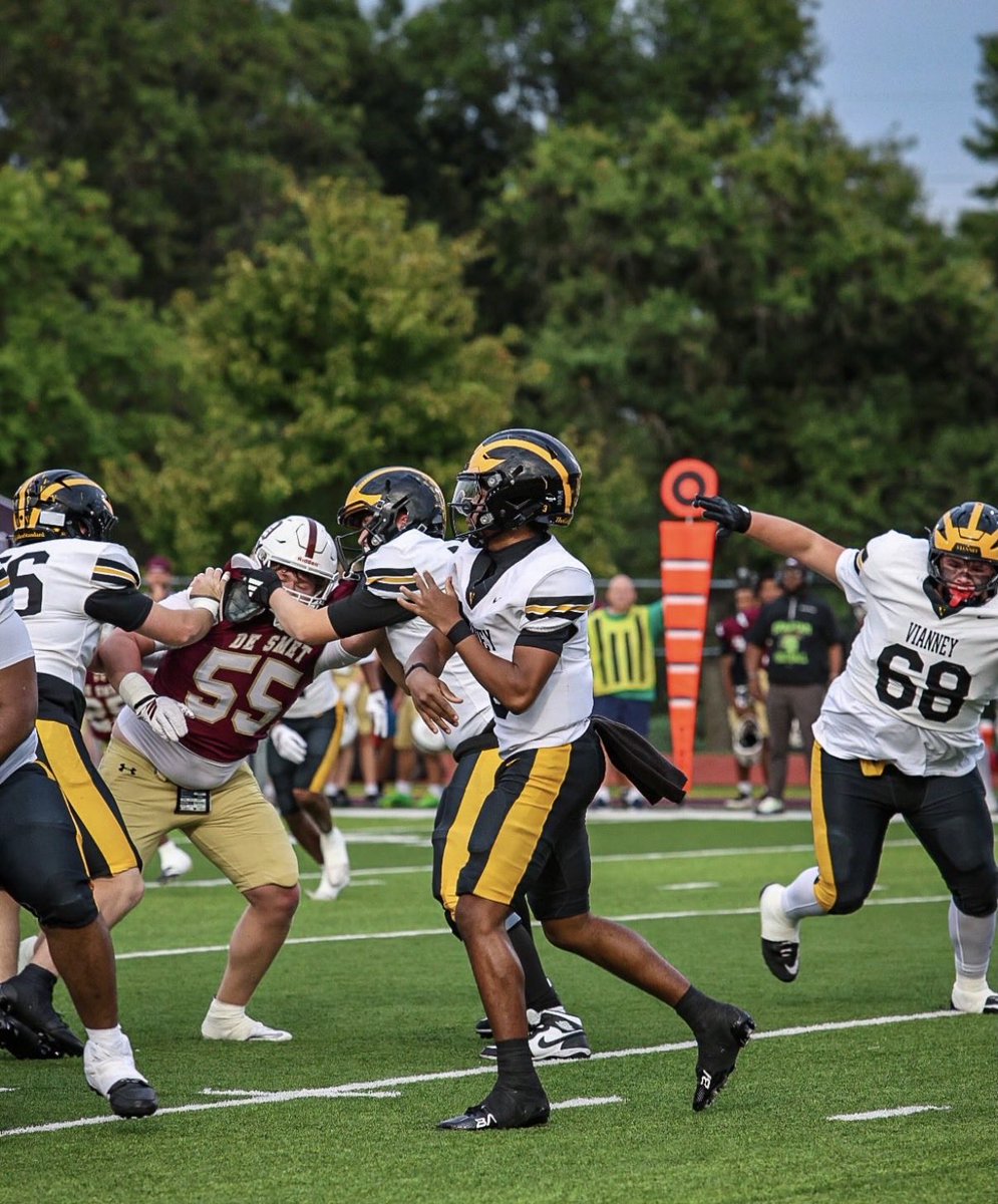 H3_FutrellJr's tweet photo. Game against a good team De Smet high school. Just working💪🏾
Passing yards 244
Passing touchdowns 3
QB1 Da Cheat Code
C/O 2030
#tyy
@CoachADavis15 @sixstarfootball @6starfootballMO @PrepRedzoneMO  @nielstopczynski @AllenTrieu @CoachStarkey20 @CoachReedLive @JPRockMO @espn https://t.co/ScPU5cwGPe
