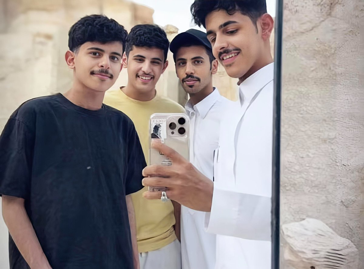 Ev_a2232's tweet photo. دام الوفاء بيني وبينك له علوم 
نبقى على العهد القديم مانسيناه 

- ُنجَدِّدُ اللِّقاء ب قروب الناجين 🤍🤍 https://t.co/X6xQjxFUa1